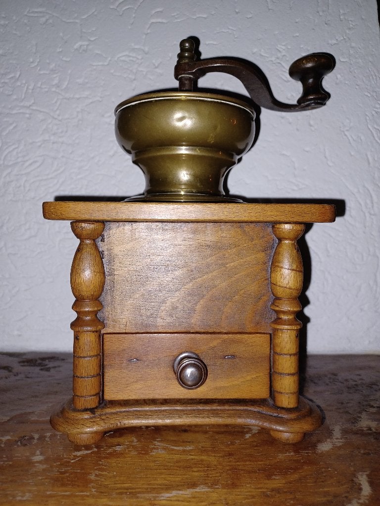 Antieke koffiemolen, Ophalen