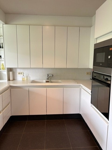 TE KOOP – Moderne witte hoekkeuken met toestellen, Ophalen, Wit, Hoekkeuken