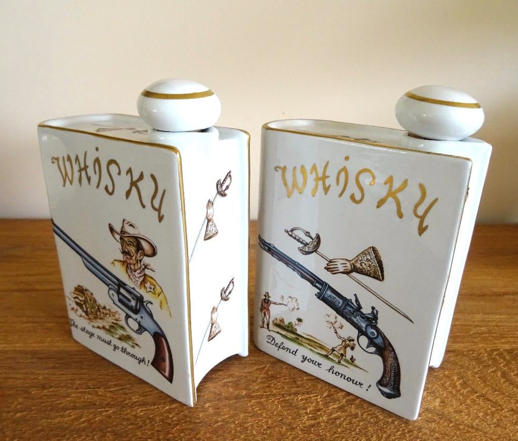 Porcelaine de Bruxelles: 2 whisky karaffen, in boekvorm, Antiek en Kunst, Ophalen of Verzenden