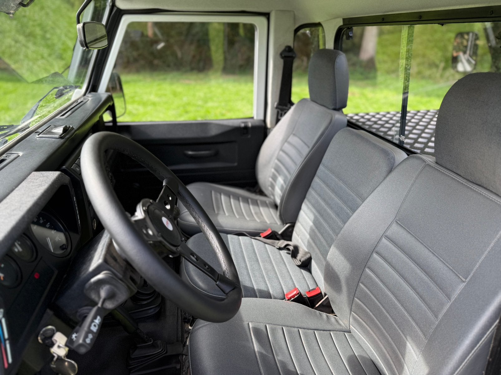 LAND ROVER DEFENDER 90 TD5 bj 2006 km217000, Autos, https://public.car-pass.be/vhr/61074aa9-ecb3-4f14-a9b7-4d95e4f9f940, Achat