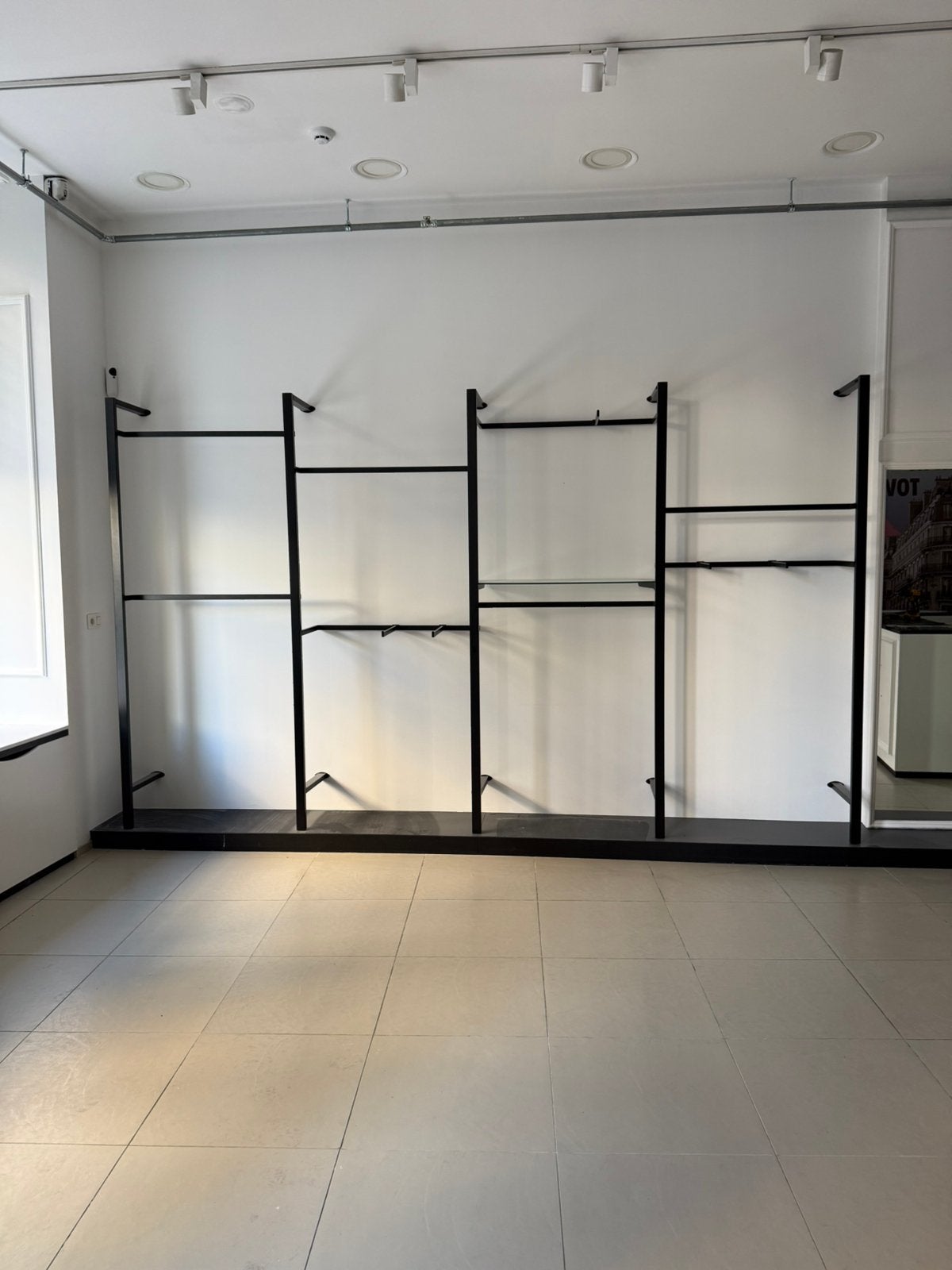 Portants / structures d’agencement boutique en métal noir, Showroom