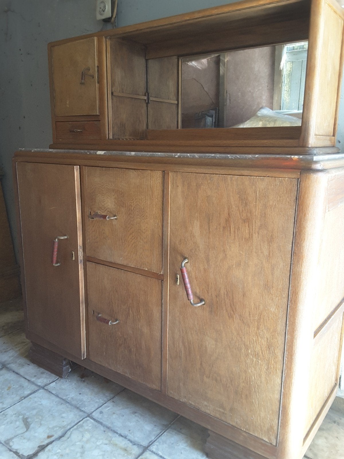 Heel oude kast, buffetkast met marmeren blad en spiegel, Ophalen