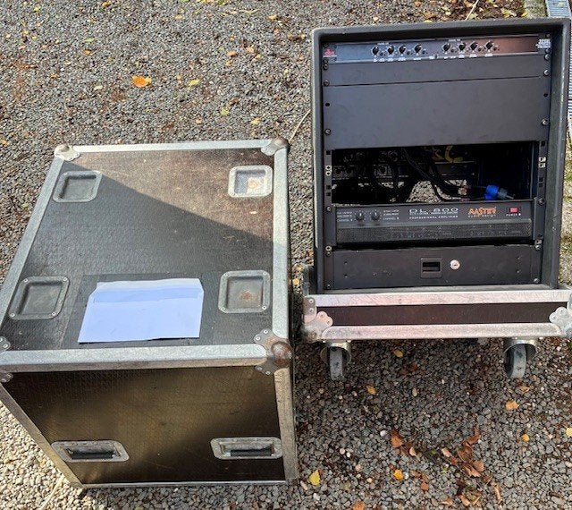 Flightcase stolp voor 4 versterkers incl. bekabeling., Musique & Instruments, Enlèvement, Utilisé, Autres instruments, Flight case