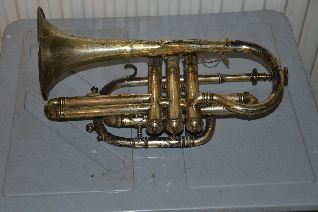 ancien instrument en cuivre, Enlèvement
