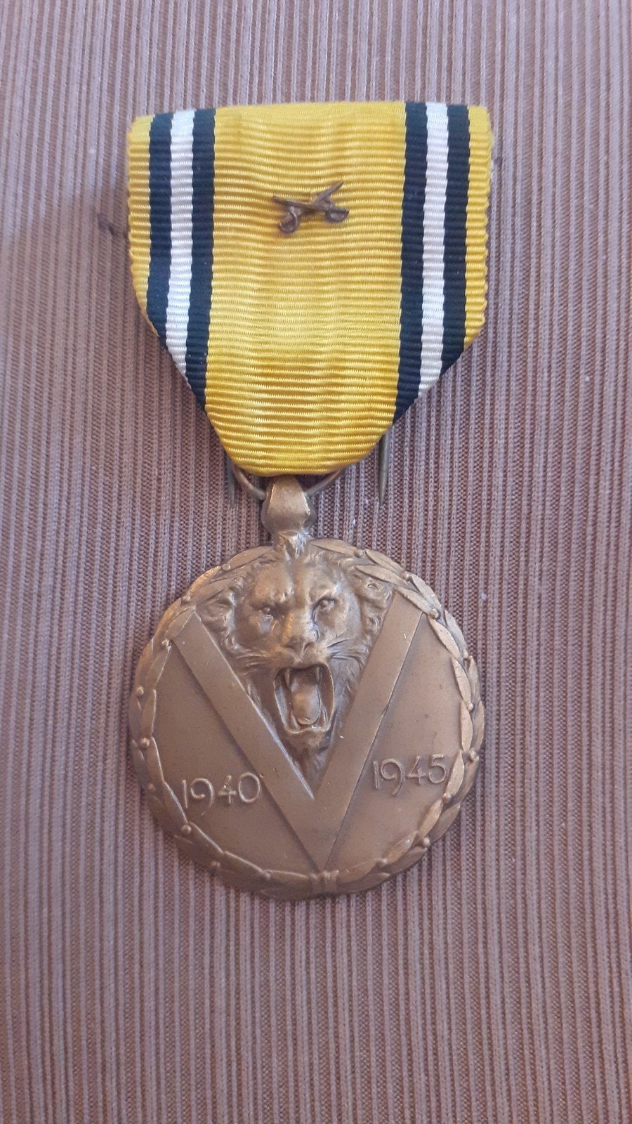 médaille commémorative guerre 40/45 en bronze, Collections, Enlèvement ou Envoi, Autres, Ruban, Médaille ou Ailes
