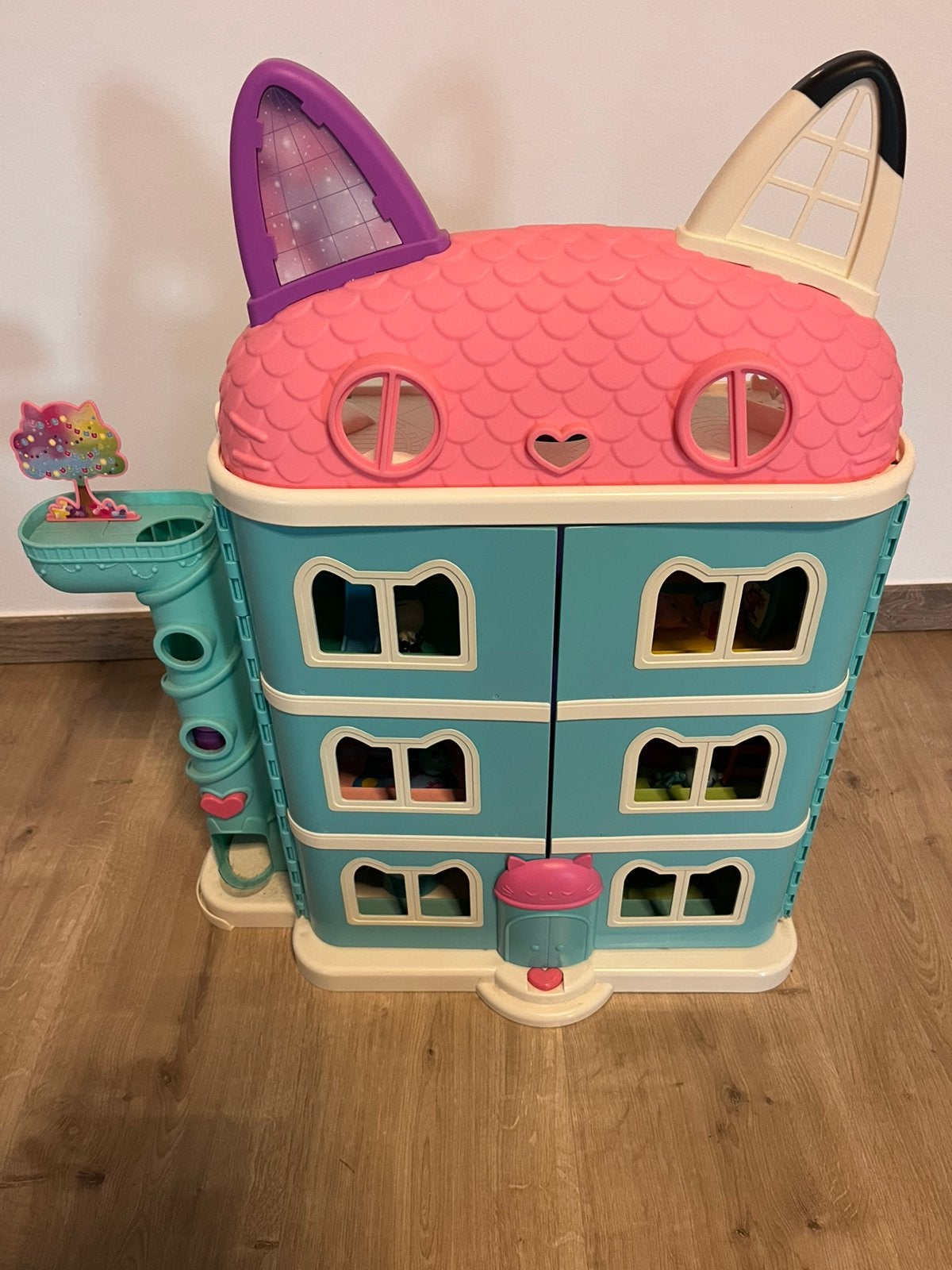 Gaby’s dollhouse, Enlèvement, Maison de poupées