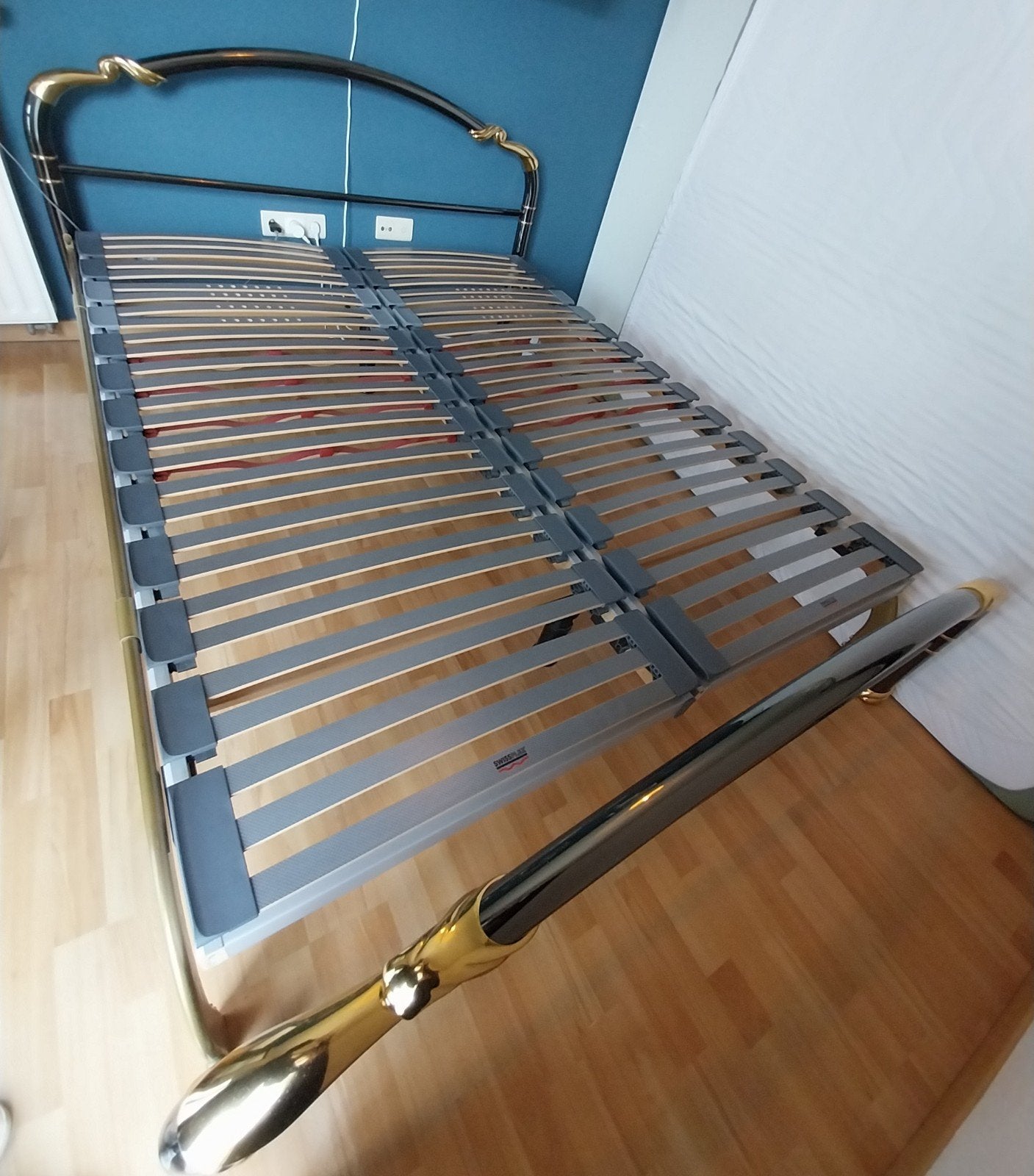 Messing bed 1.60 x 2.00 + nachtkastje, Ophalen