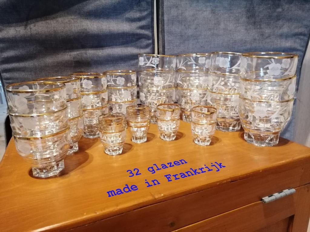 glazen met goud randje, Ophalen