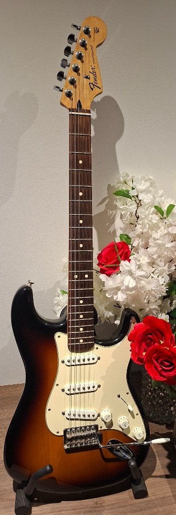 Fender Strat MiM 2014 Sunburst, Enlèvement ou Envoi, Utilisé, Solid body, Fender