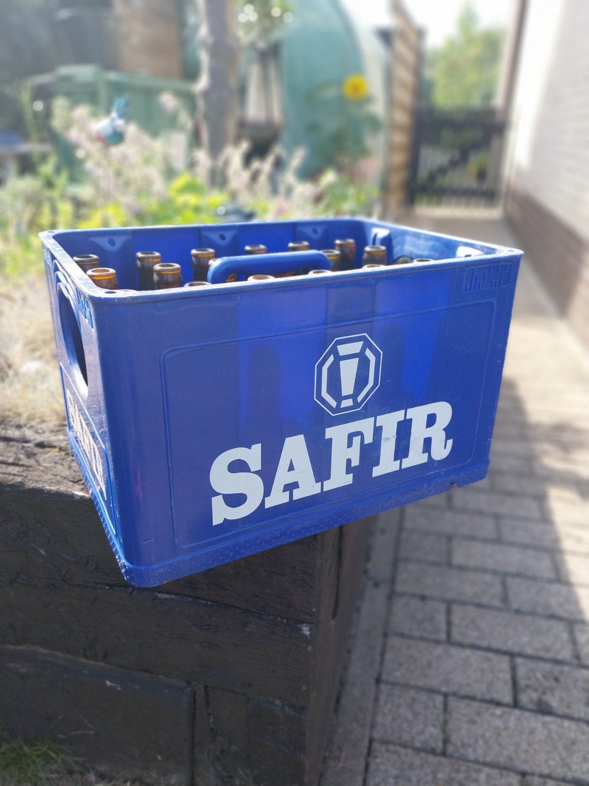 Blauwe bak Safir met flesjes, Verzamelen, Biermerken, Gebruikt, Flesje(s), Overige merken, Ophalen