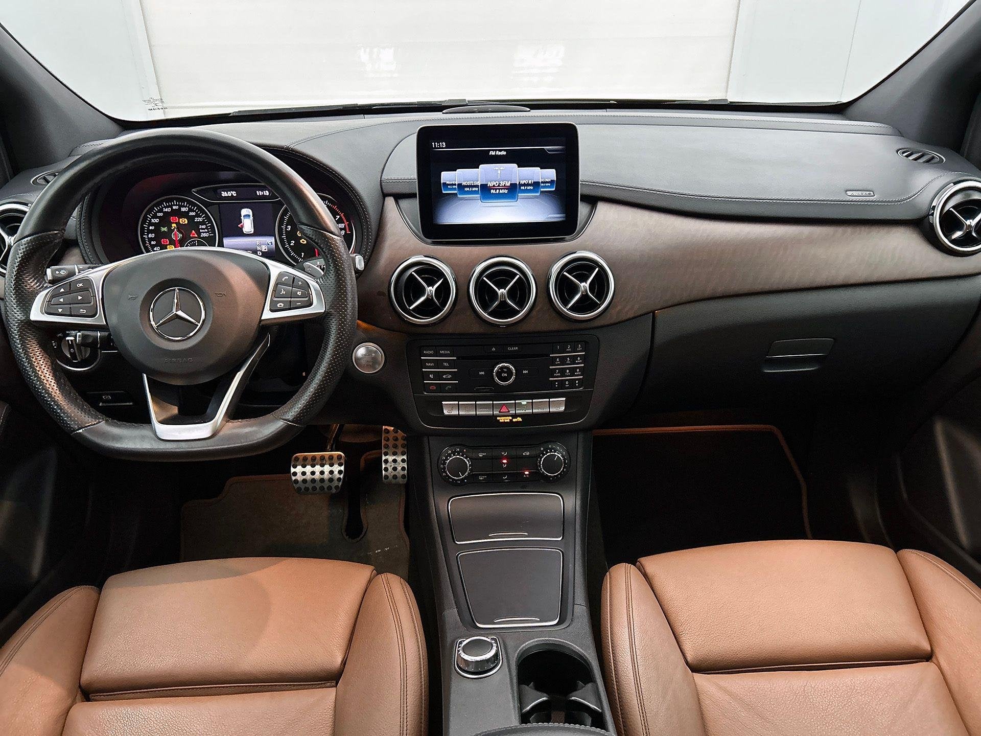 Mercedes-Benz B-Klasse 200 AMG Line | Panoramisch Dak | Verw, Auto's, Gebruikt, 4 cilinders, Zwart, 1595 cc