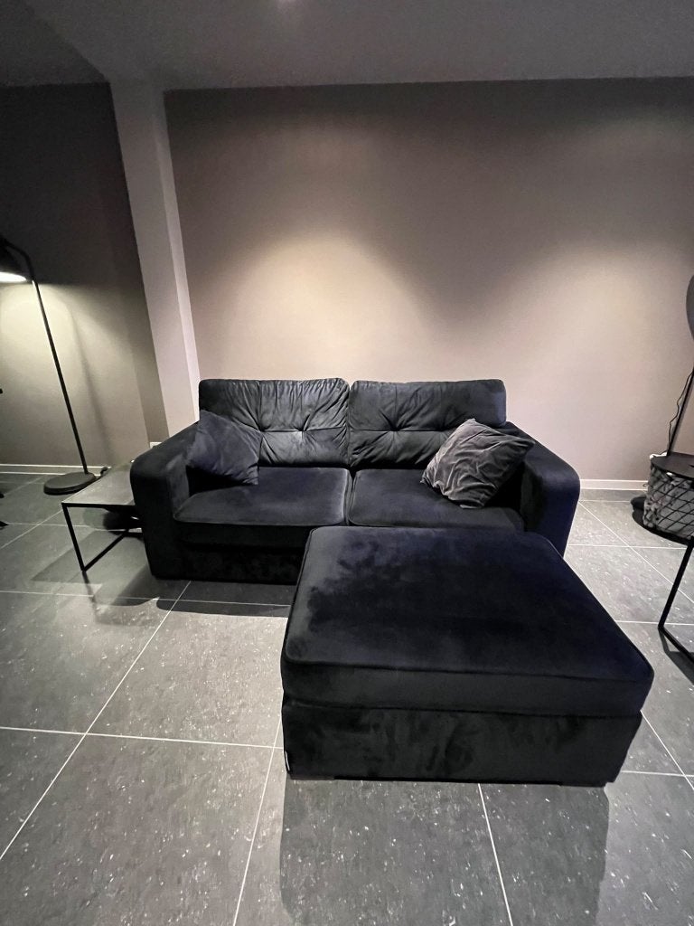 Donkerblauwe 2-zit + grote voetbank – €90, Huis en Inrichting, Ophalen, 150 tot 200 cm, Tweepersoons, 75 tot 100 cm