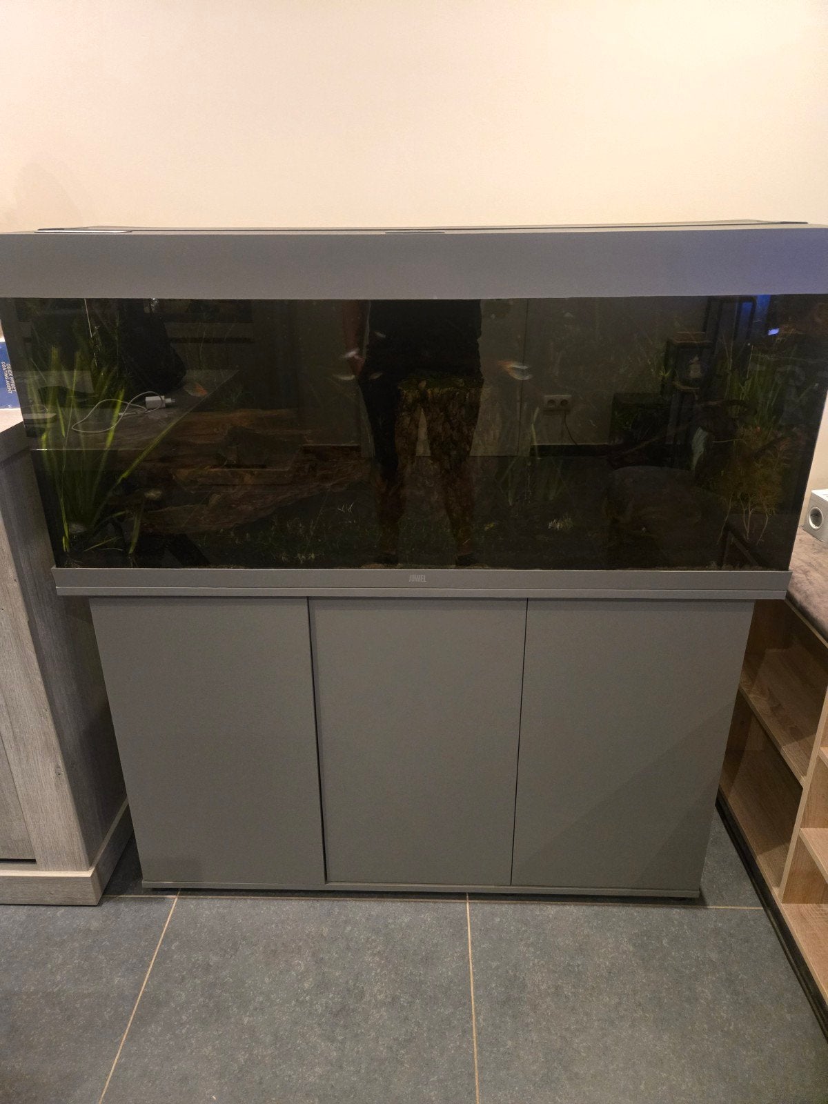2 aquariums, Enlèvement, Juwel