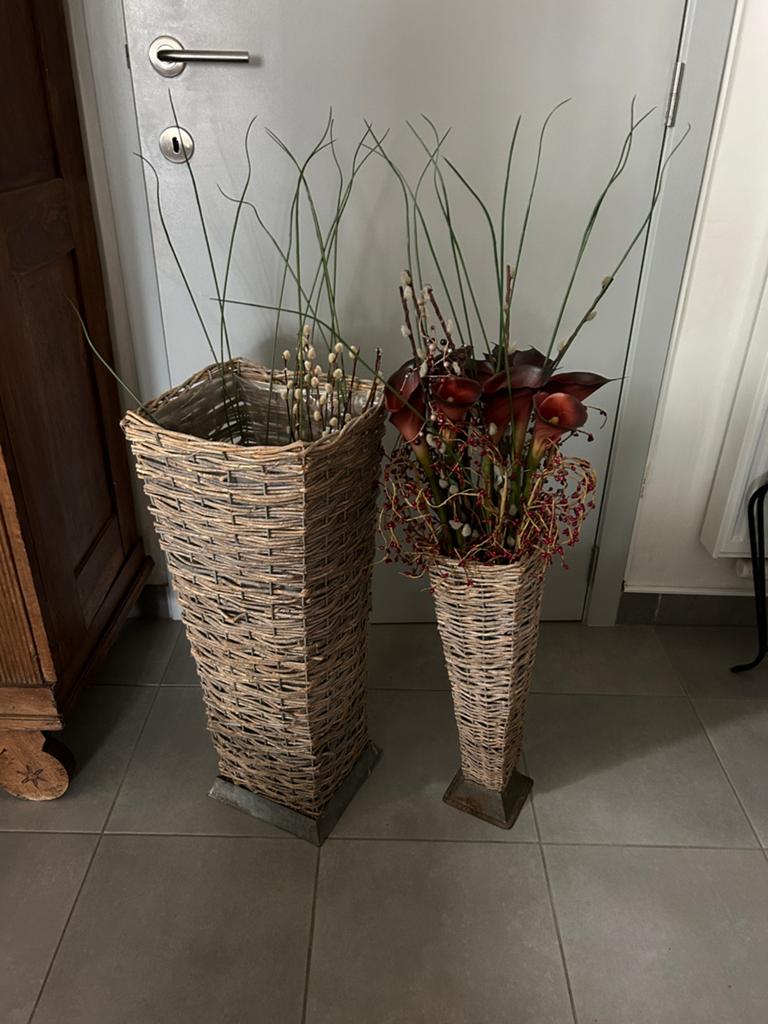 2 rieten planten manden met decoratie bloemen, Huis en Inrichting, Woonaccessoires | Zuilen en Pilaren, Ophalen, Zo goed als nieuw