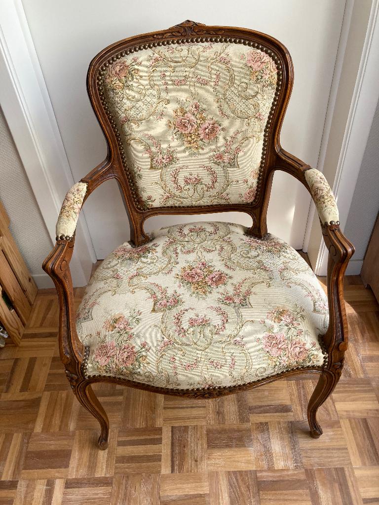 Antieke stoel met stoffen zit, Enlèvement