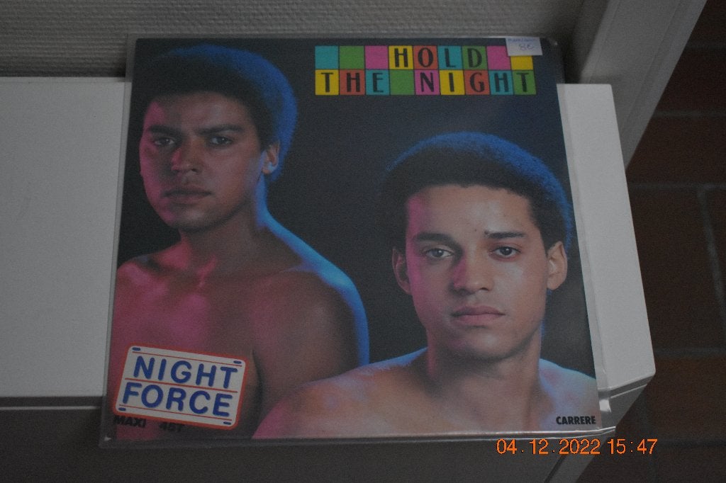 LP : Night Force - Hold the Night (Maxi-Single), CD & DVD, Vinyles | Autres Vinyles, Housse de protection extérieure, Enlèvement ou Envoi