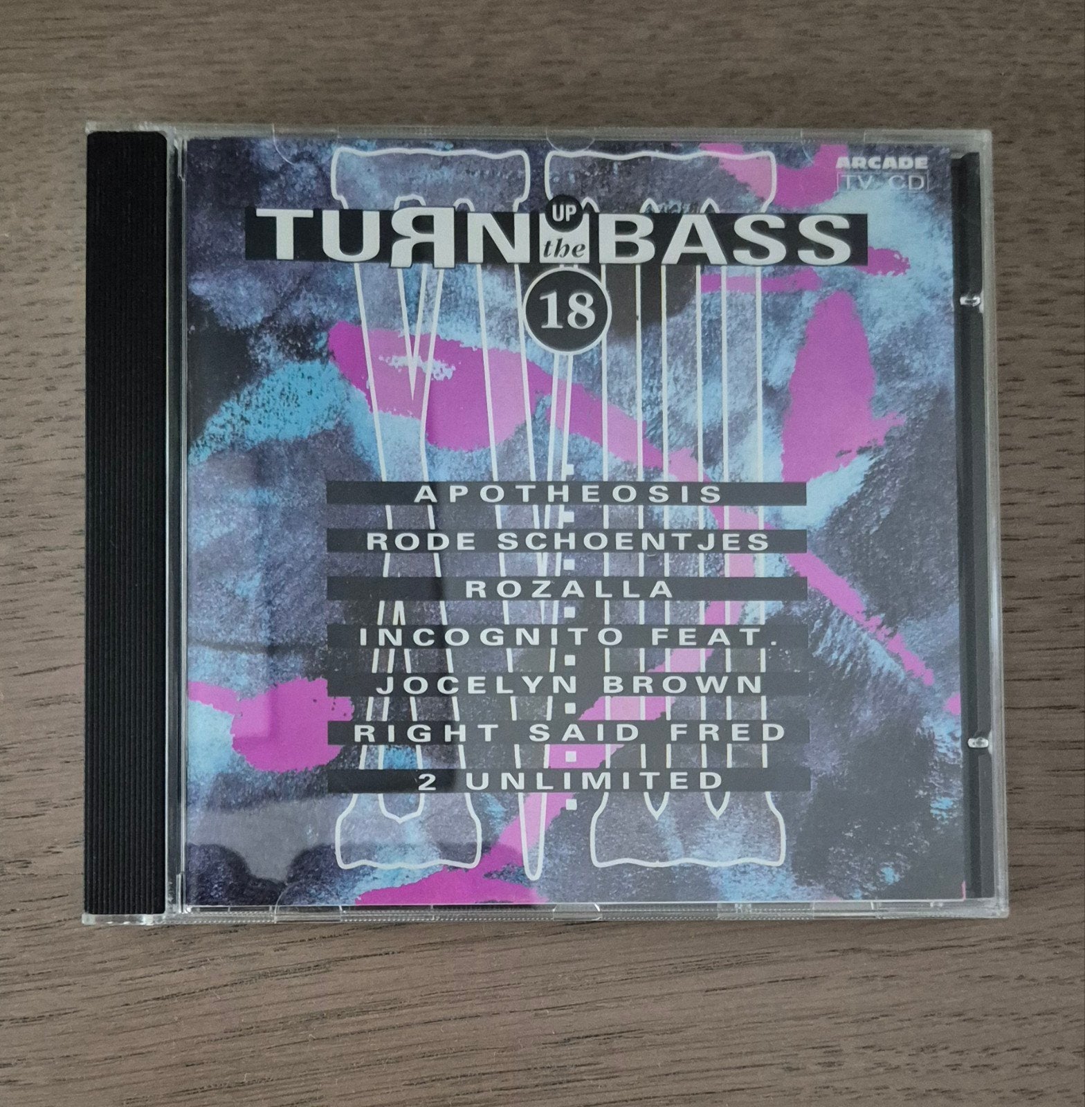 Turn up the Bass 18, Ophalen of Verzenden