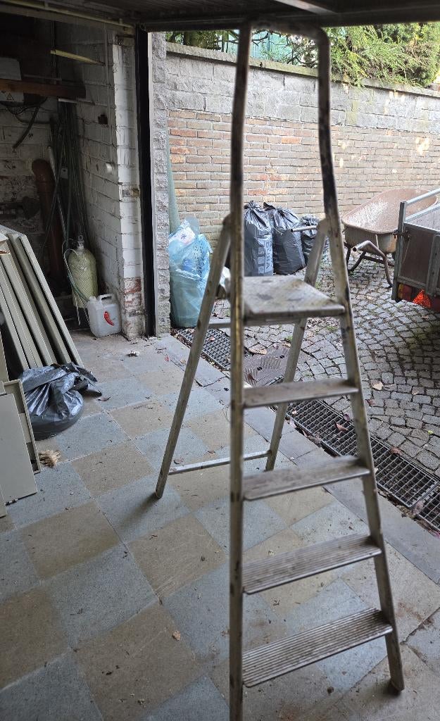 Échelle en aluminium avec plateforme de 180 cm, Bricolage & Construction, Échelles & Escaliers, Enlèvement, Utilisé, Échelle, Moins de 2 mètres