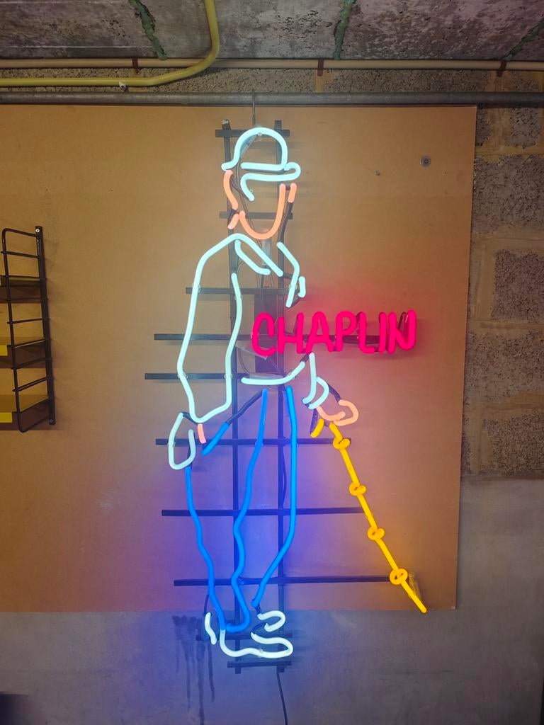 Prachtig Groot Neonbord Charlie Chaplin (Hansen Trafo) 131cm, Ophalen