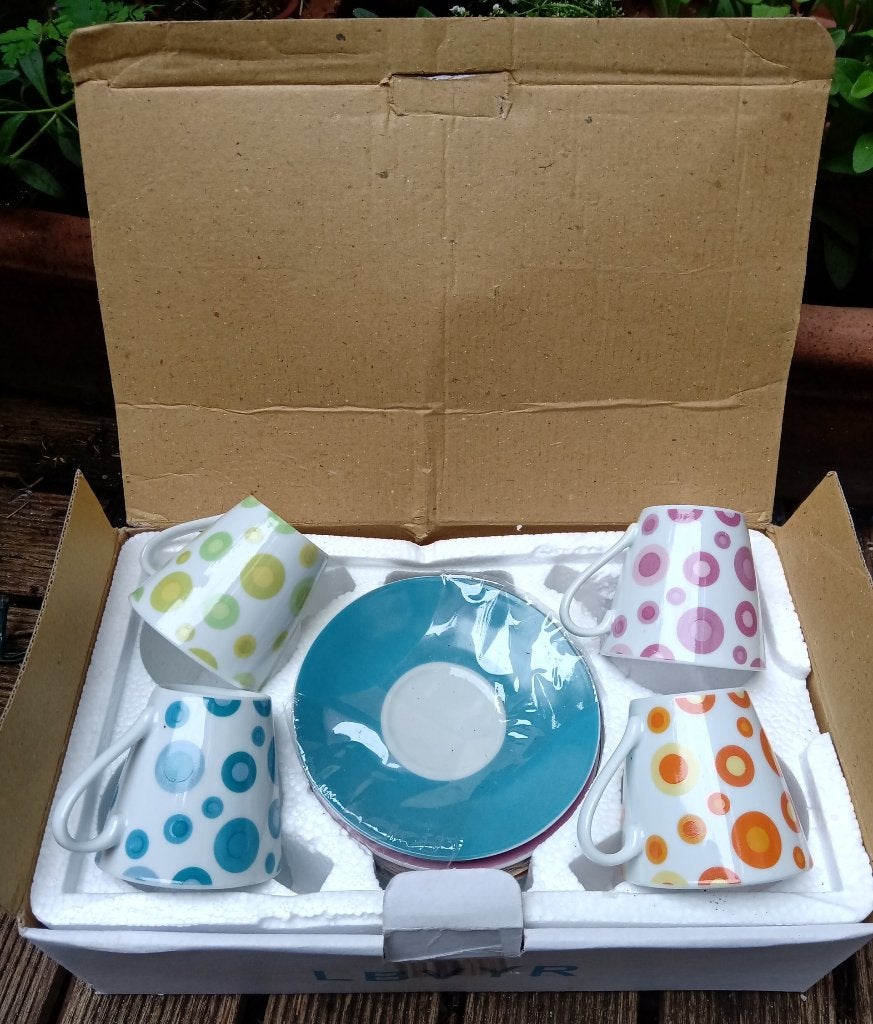 4 tasses et soucoupes à expresso vintage LBVYR, Enlèvement ou Envoi, Neuf, Vintage