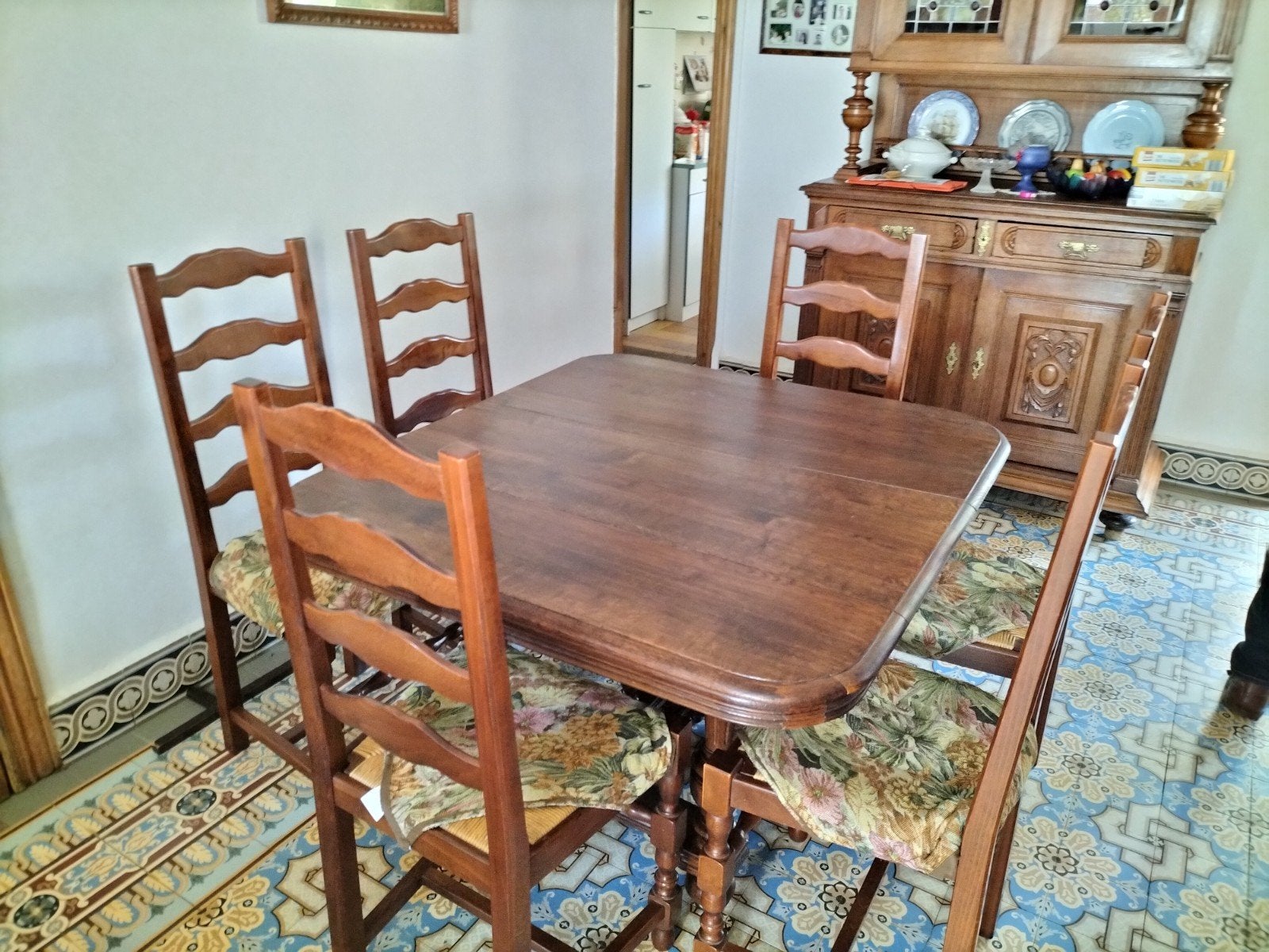 Table ancienne et 6 chaises plus récentes, Maison & Meubles