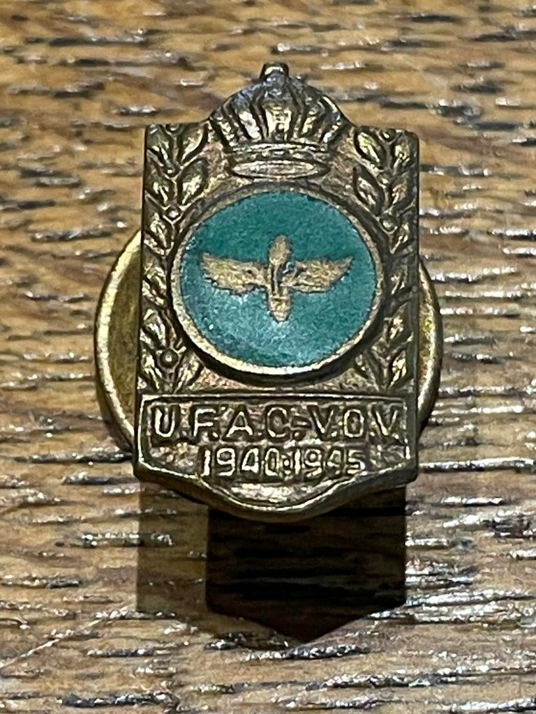 draagspeldje) van de U.F.A.C.-V.O.V. (Unie der Oud-Strijders, Verzenden, Embleem of Badge