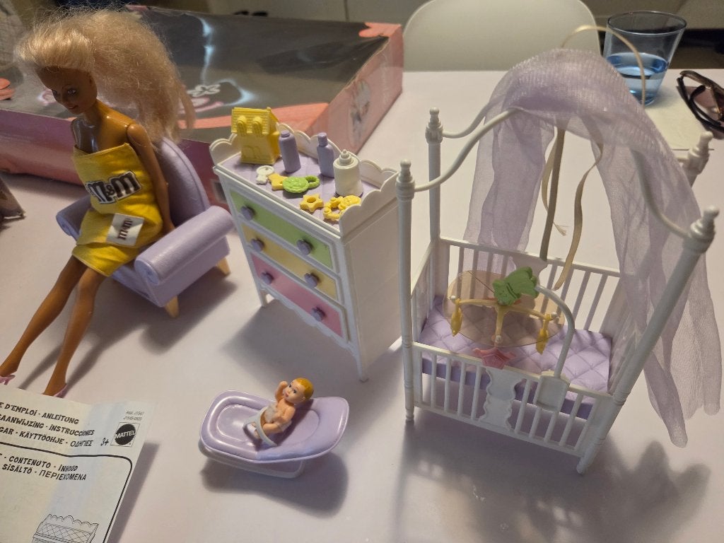 Barbie-set: baby kamer + extra Barbie, Kinderen en Baby's, Ophalen of Verzenden, Gebruikt, Barbie