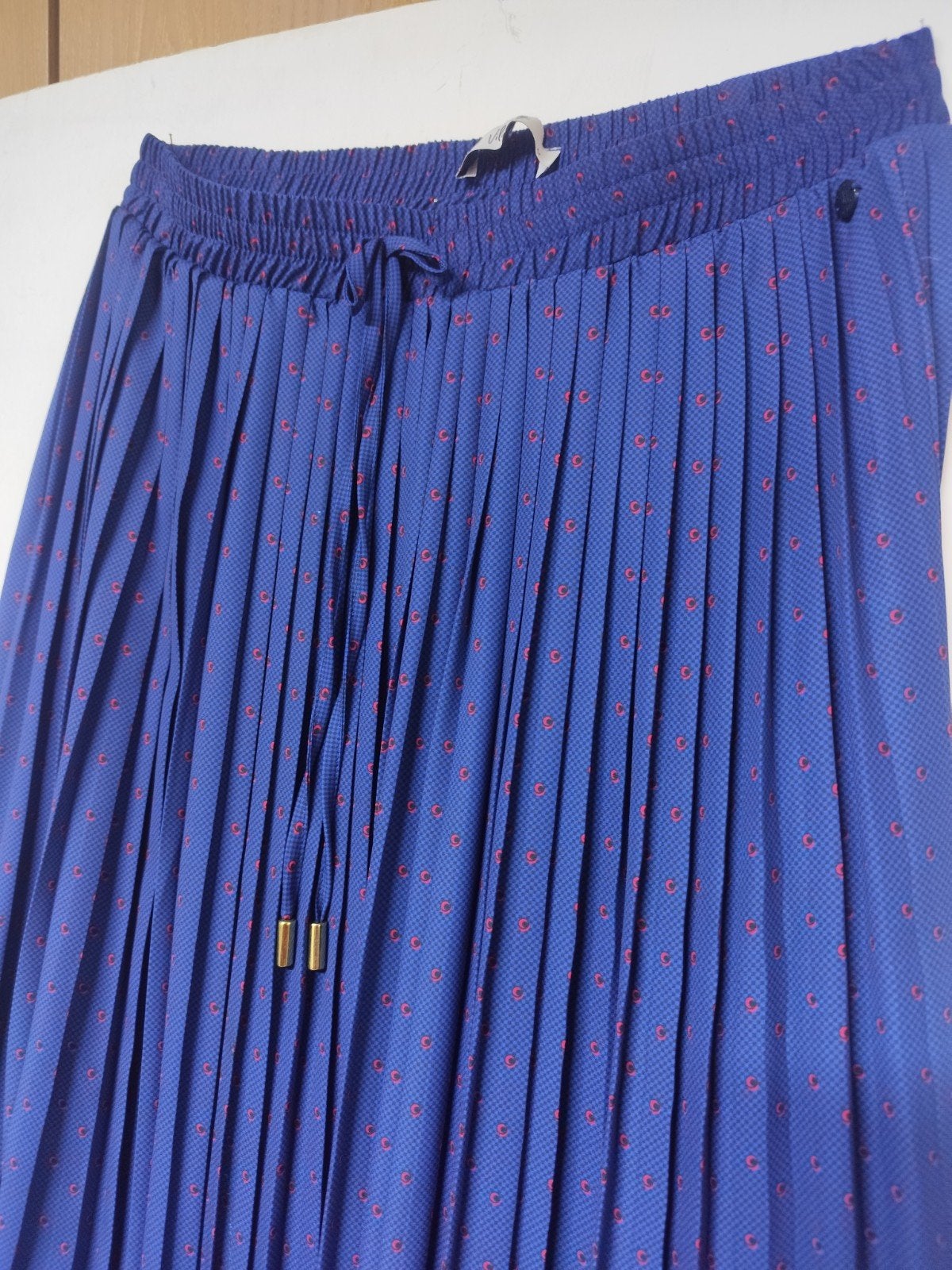 Blauwe rok met kleine rode bloemetjes, elastiek  taille. M., Kleding | Dames, Ophalen, Maat 38/40 (M)