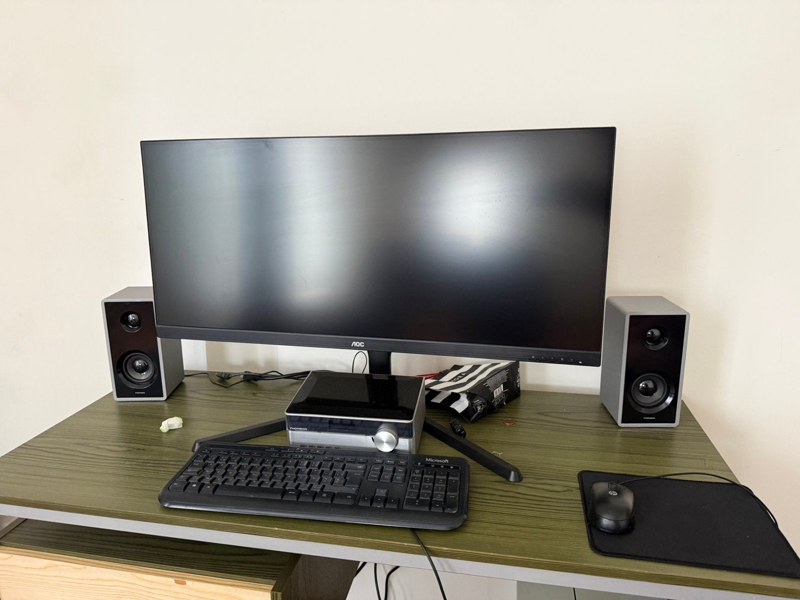 Scherm met pc bak en playstation 4, Computers en Software, Ophalen, Zo goed als nieuw, Gaming