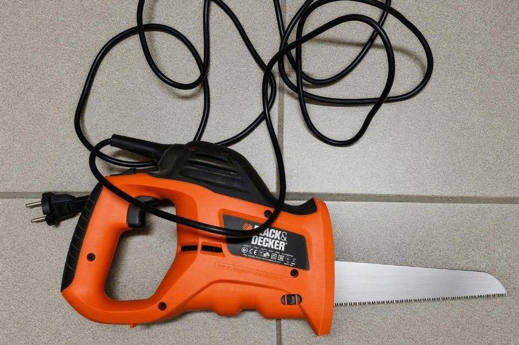Scie à main électrique Black&Decker, Bricolage & Construction, Outillage | Scies mécaniques, Moins de 600 watts, Scie à onglet