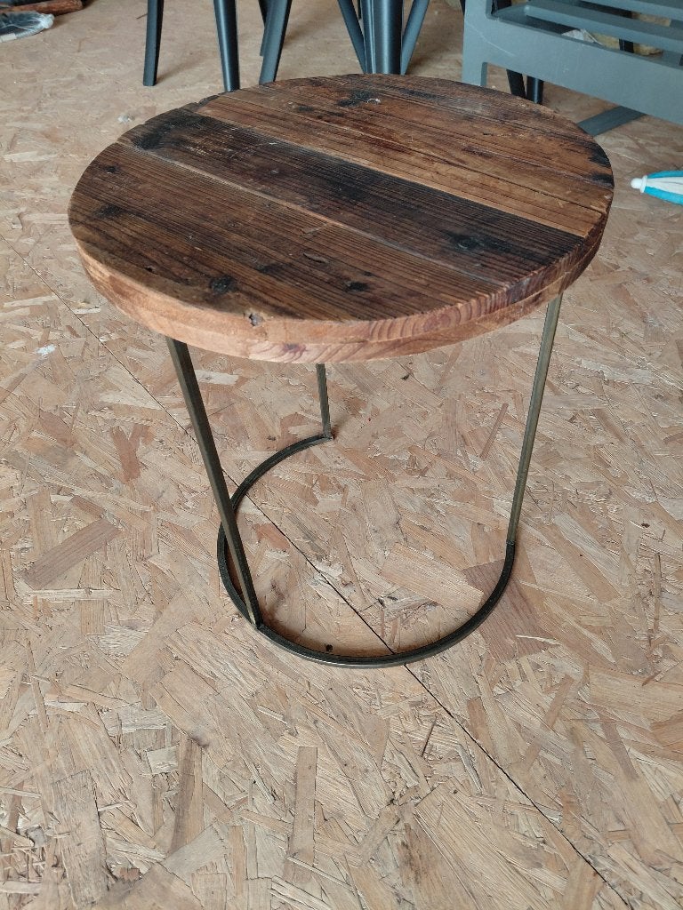 Houten bijzettafeltje met metalen onderstel, Ophalen