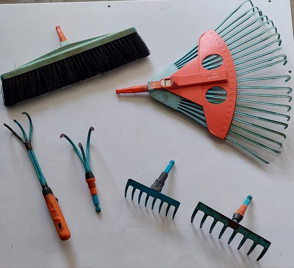 Terrain Combisystem Gardena avec brosse à râteau, Jardin & Terrasse, Enlèvement ou Envoi, Comme neuf, Autres types, Gardenia