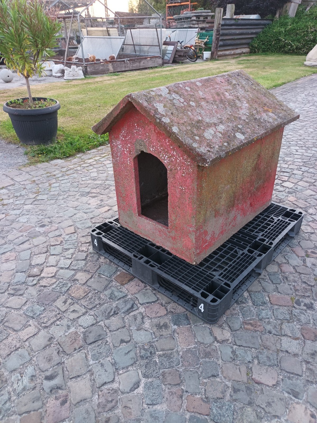 Gepatineerd betonnen hondenhok, Animaux & Accessoires, Maisons pour chiens, Enlèvement, Niche à chien