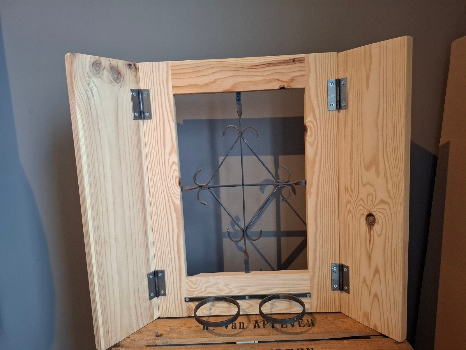 deco houten raam kozijn met metaal rooster, Campagnard, Comme neuf, Enlèvement, Métal
