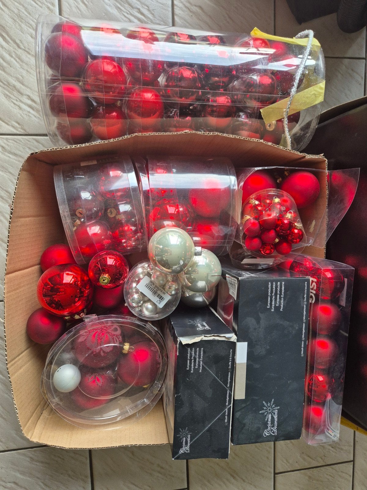 Partij rode kerstballen (enkele witte), Diversen, Ophalen of Verzenden, Zo goed als nieuw