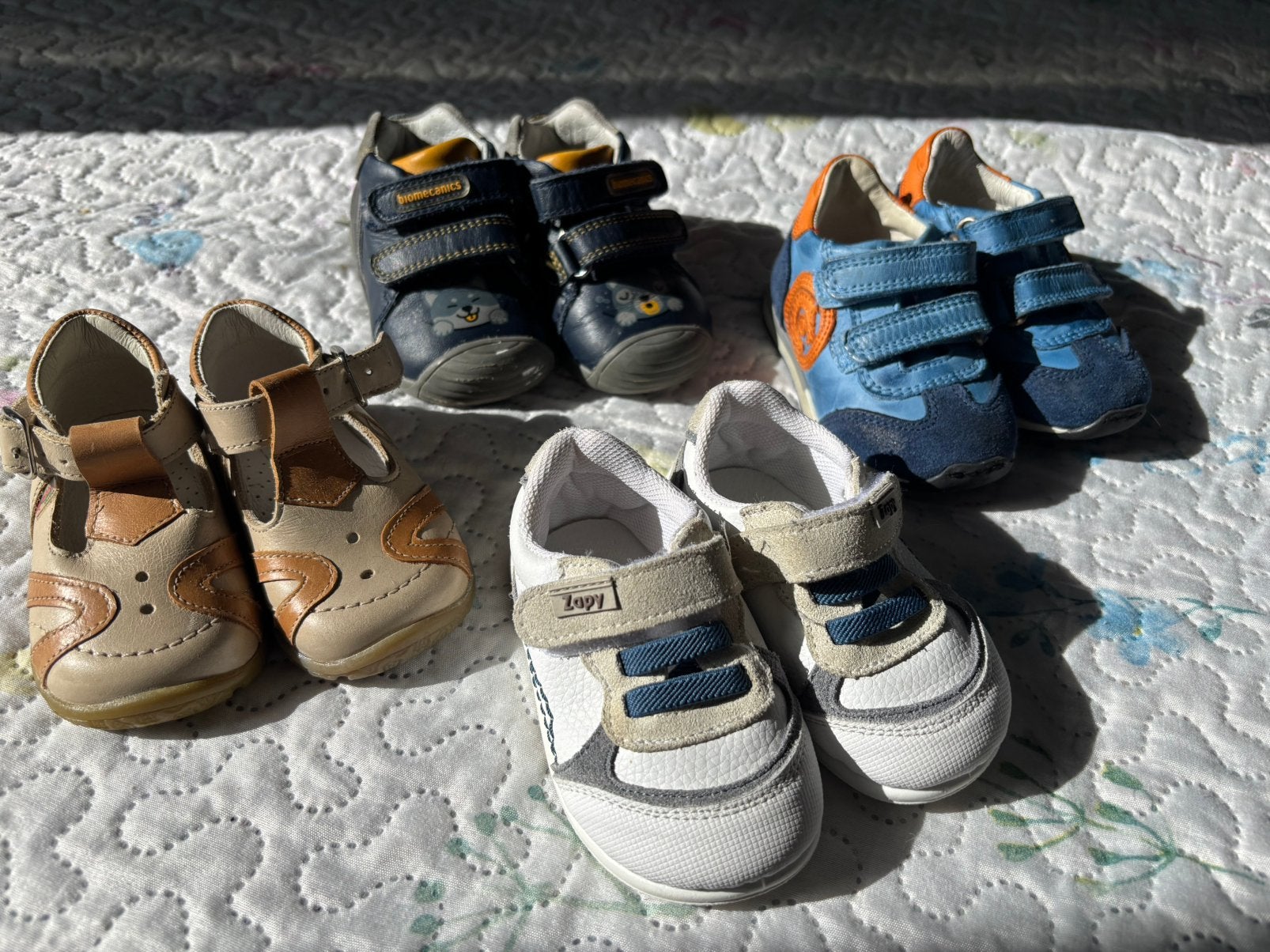 Lot de 4 paires de chaussures bébé en cuir – T18 à T20, Enfants & Bébés, Enlèvement ou Envoi, Comme neuf