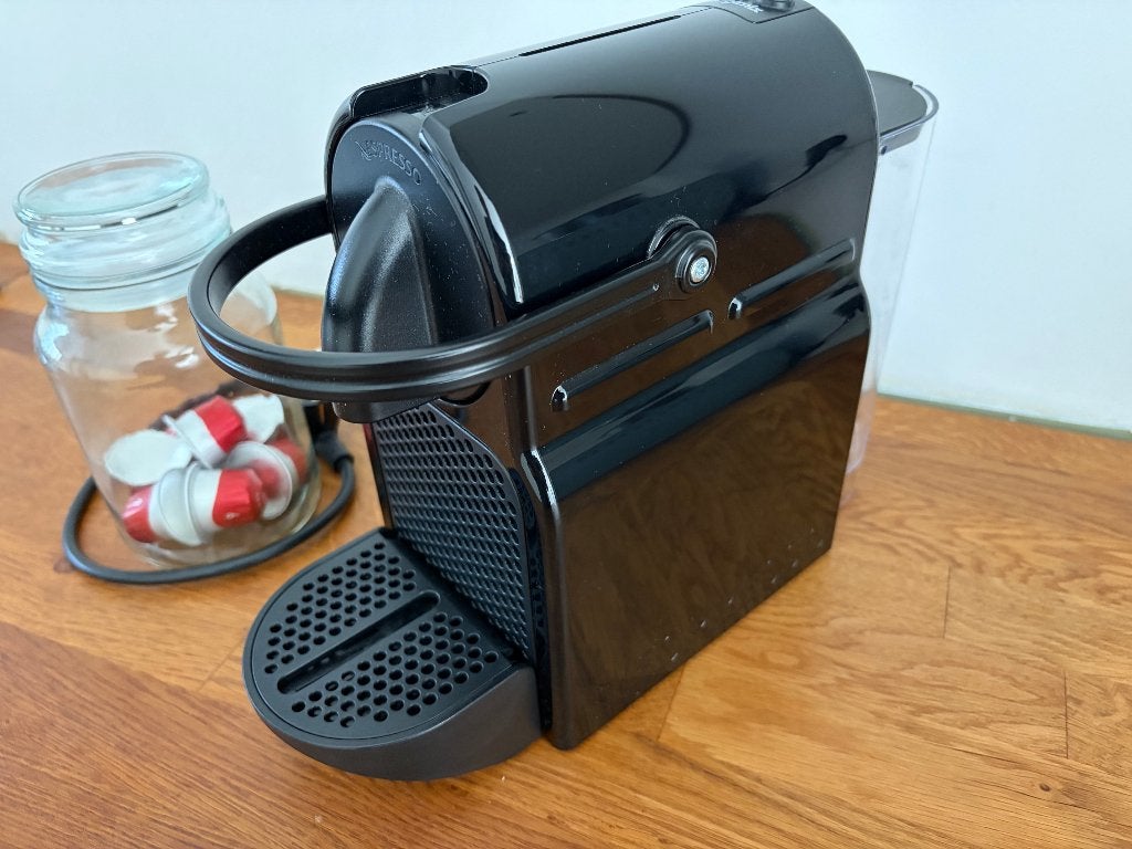 Machine Nespresso compacte, Electroménager, Cafetières, Réservoir d'eau amovible, Enlèvement ou Envoi, Comme neuf, Cafetière