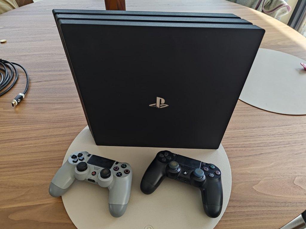 Playstation 4 Pro (upgrade met SSD), Met 2 controllers, Ophalen of Verzenden, Zo goed als nieuw, Met harde schijf