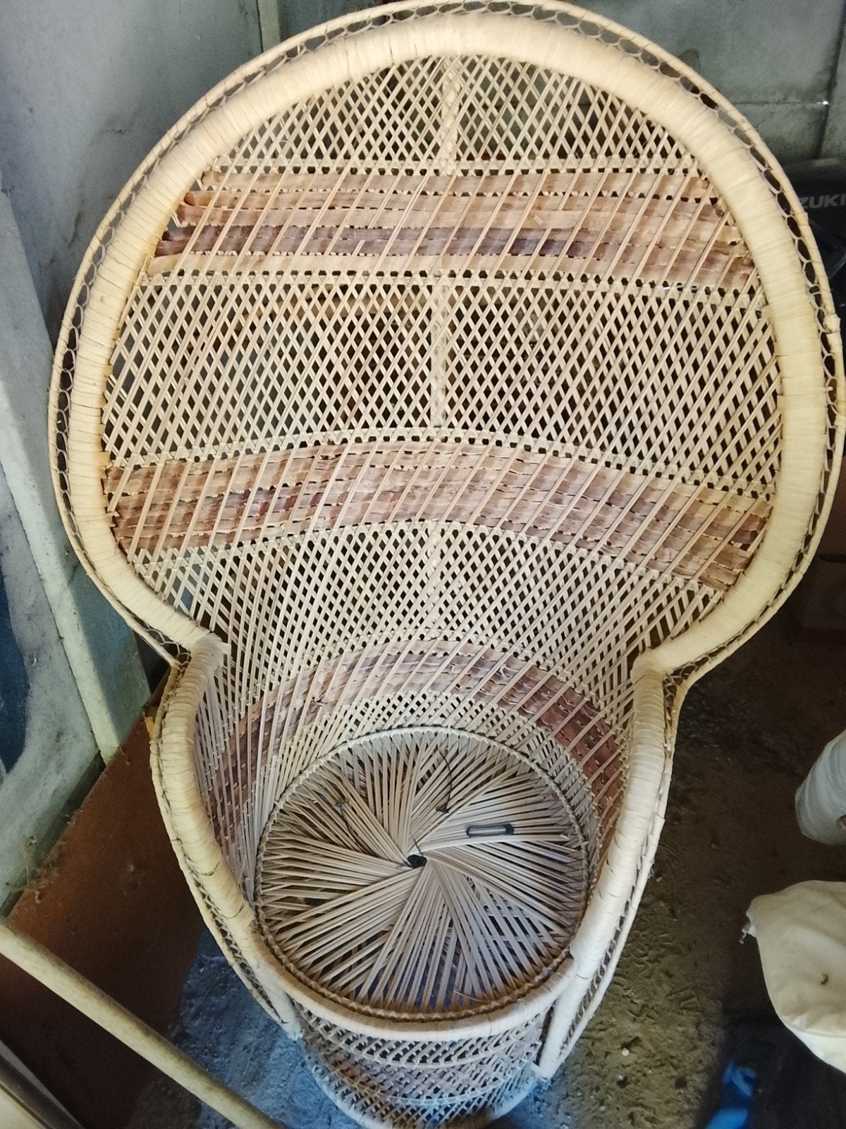 Fauteuil osier, Enlèvement