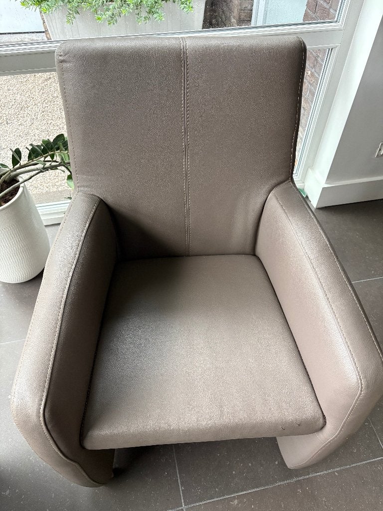 rol-bare armstoelen voor living, Gebruikt, Eenpersoons, Ophalen, Armstoelen in kunstleder kleur beige/bruin (choco)