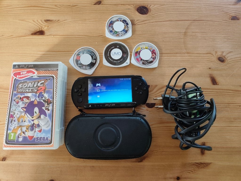 PSP street+ 4 jeux + pro duo 8gb + chargeur + housse, Games en Spelcomputers, Ophalen, Zwart, PSP, Gebruikt