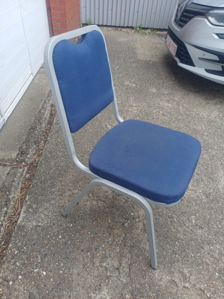 36 stevige gebruikte stoelen te koop, Maison & Meubles, Chaises, Utilisé, Cinq, Six Chaises ou plus, Tissus, Bleu, Enlèvement