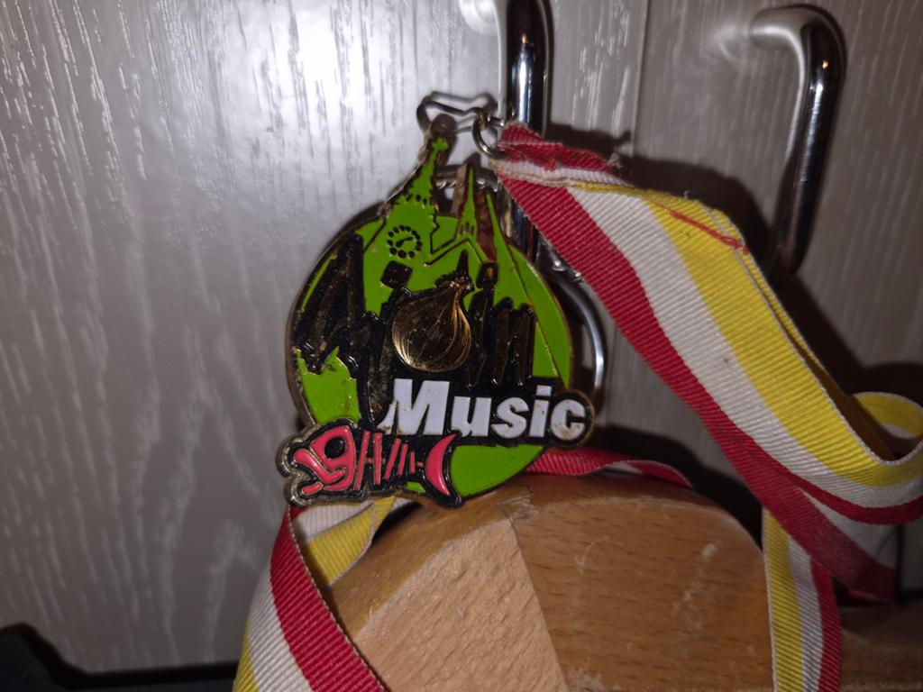 2 medailles van ajuin music en een masker voor kinderen vana, Kleding | Dames, Carnavalskleding en Feestkleding, Kinderen 4/8jj