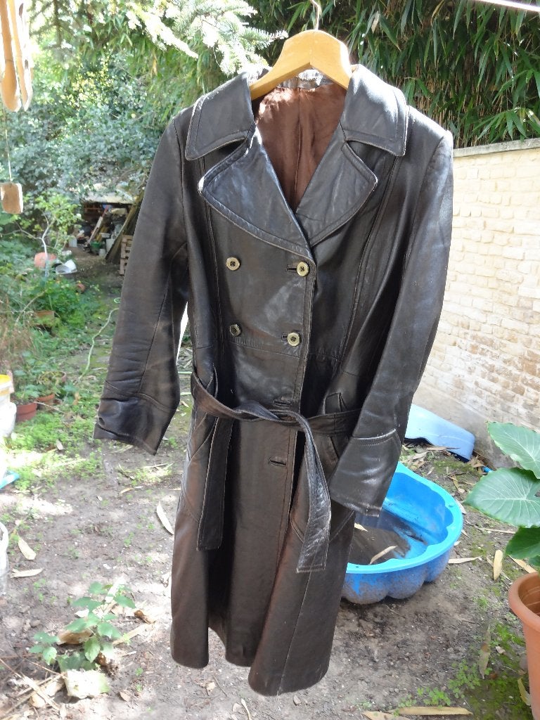 veste longue en cuir brun foncé, Enlèvement, Porté, Brun