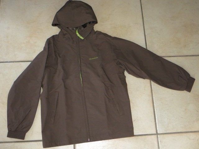Een bruin windbreker regenjasje, 146-158cm, als nieuw, Kinderen en Baby's, Kinderkleding | Maat 146, Ophalen, Zo goed als nieuw