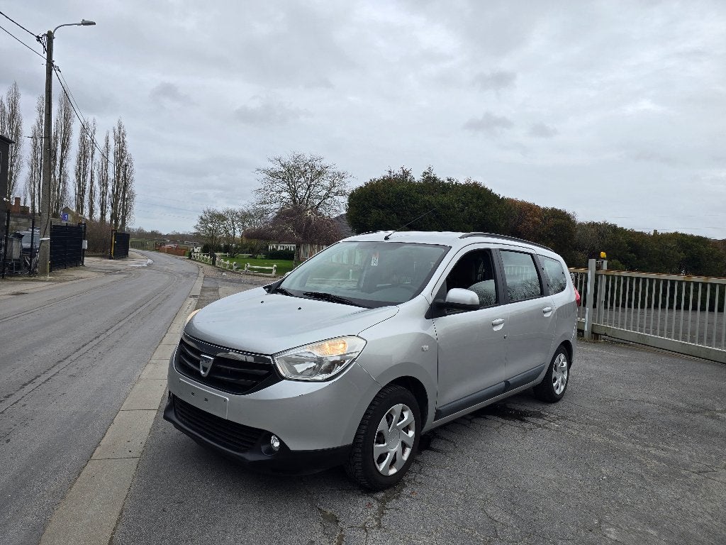 Dacia Lodgy 1.6i - 117 000 km - 02/2013 - 7 plaatsen, Auto's, Dacia, Voorwielaandrijving, Zwart, 1598 kg, Handgeschakeld