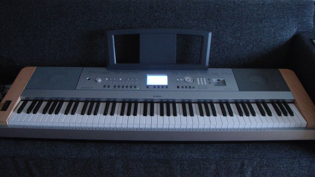 Yamaha DGX-640 met statief en pedaal, Musique & Instruments, Autres couleurs, Comme neuf, Digital, Enlèvement