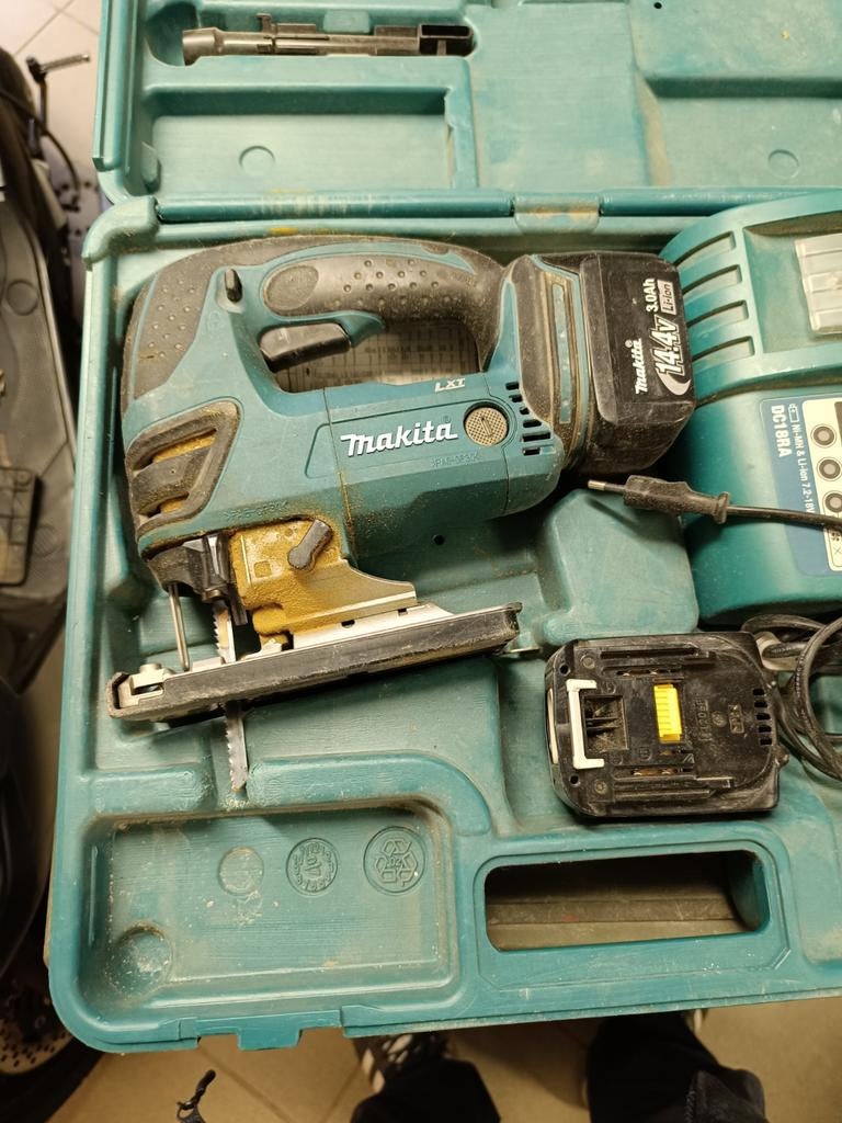 Scie sauteuse Makita, Enlèvement