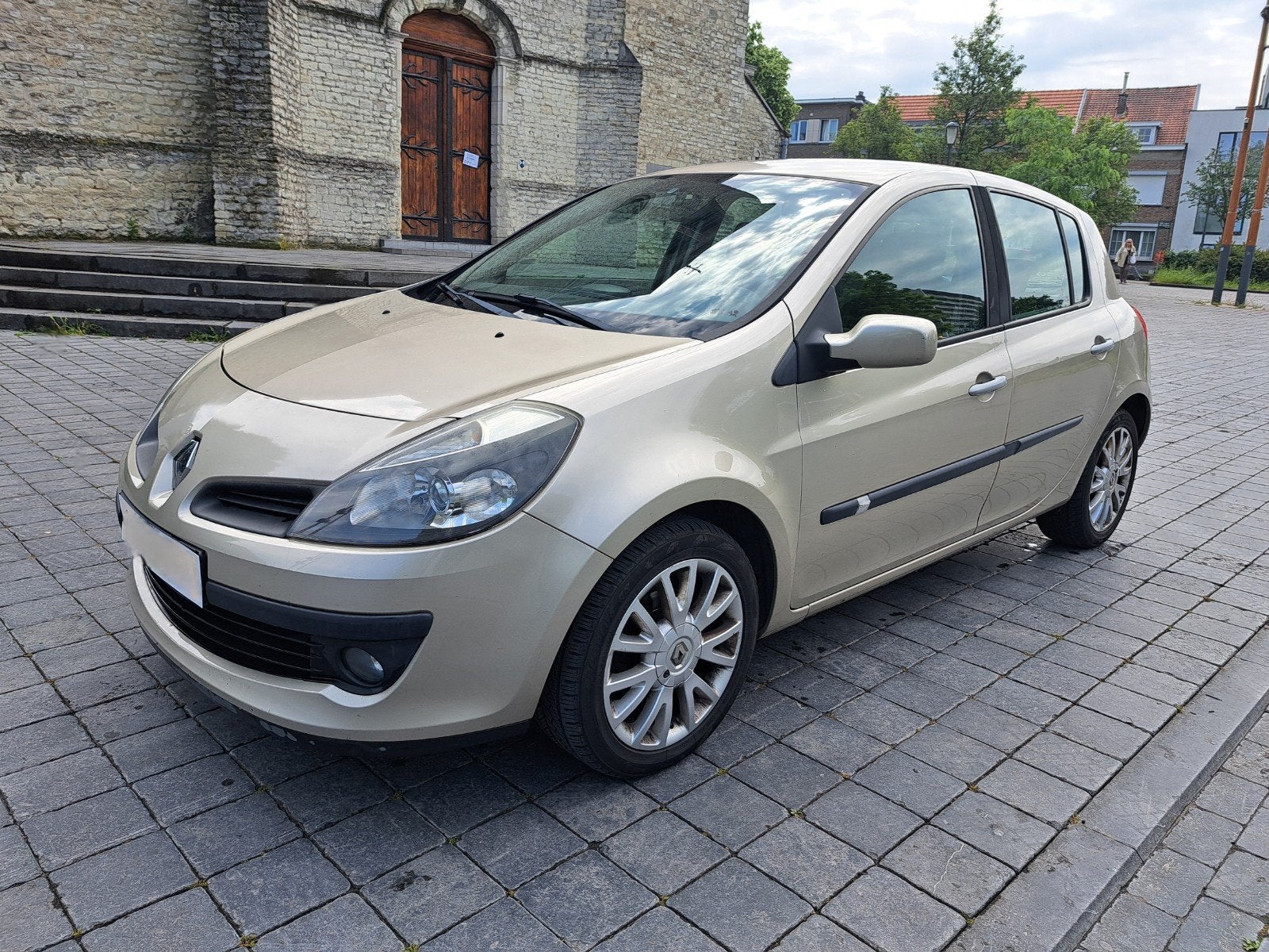 Renault Clio 1.6 16V
10/2006 - 185.000 km - Airco - Pack GT, Autos, Renault, 82 kW, Carnet d'entretien, 5 portes, 5 places
