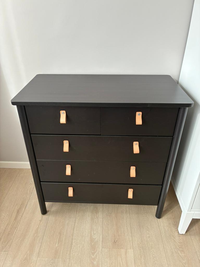 Commode en bois massif marque IKEA avec poignet en cuir, Maison & Meubles, Armoires | Commodes, Enlèvement, Comme neuf